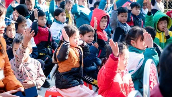 [Báo Đại Biểu Nhân Dân] Quỹ Trăng Xanh sưởi ấm bước chân hơn 400 em học sinh nơi rẻo cao Hà Giang