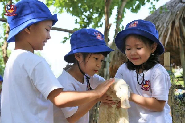 TRẢI NGHIỆM MỘT NGÀY CỦA NÔNG DÂN NHÍ HẠNH PHÚC