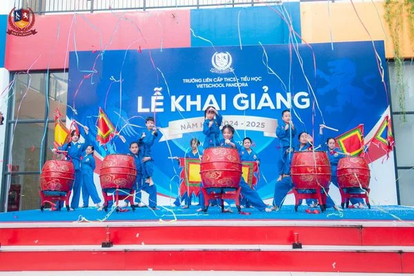 LỄ KHAI GIẢNG “ĐỔI MỚI VÀ SÁNG TẠO” CỦA HỌC SINH VIETSCHOOL