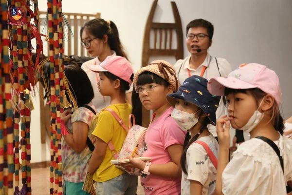 Học sinh trại hè Vietschool khám phá Bảo tàng Dân tộc học Việt Nam