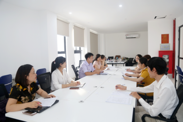 Đội ngũ giáo viên THCS trao đổi chuyên môn