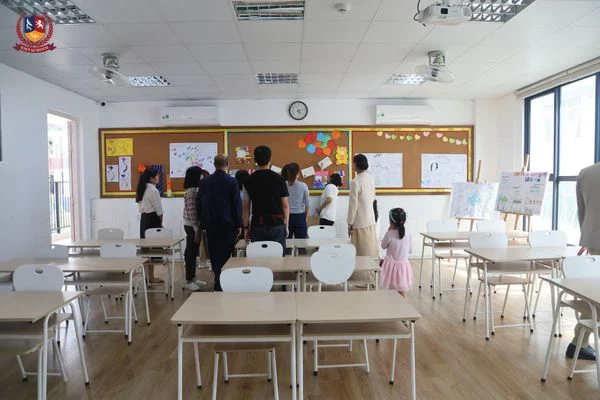 KẾT THÚC THÀNH CÔNG HỘI THẢO THÁNG 10 “ĐỒNG HÀNH CÙNG CON CHUYẾN CẤP" Các bậc phụ huynh tham quan phòng học tiêu chuẩn của Vietschool