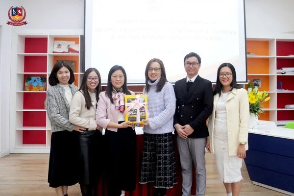 Đại diện hai trường trao phần quà lưu niệm đánh dấu cho những sự kiện hợp tác tiếp theo