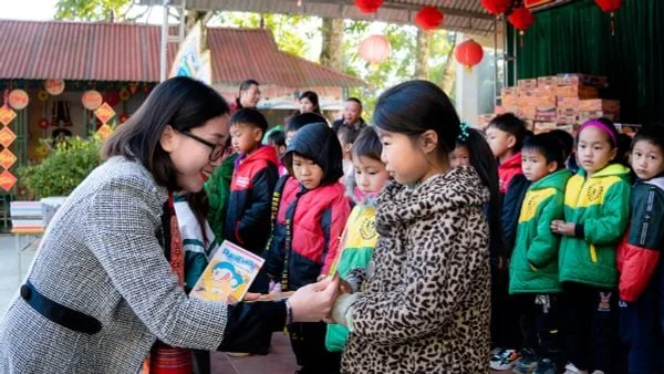 [Báo Đại Biểu Nhân Dân] Quỹ Trăng Xanh sưởi ấm bước chân hơn 400 em học sinh nơi rẻo cao Hà Giang