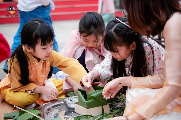 LỄ HỘI MÙA XUÂN 2024 - HỌC SINH VIETSCHOOL TRẢI NGHIỆM KHÔNG GIAN TẾT VIỆT SUỐT CHIỀU DÀI ĐẤT NƯỚC