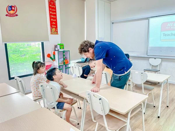 NHỮNG ĐIỀU GIÚP BỐ MẸ YÊN TÂM KHI CON THAM GIA KHÓA TIỀN TIỂU HỌC TẠI VIETSCHOOL