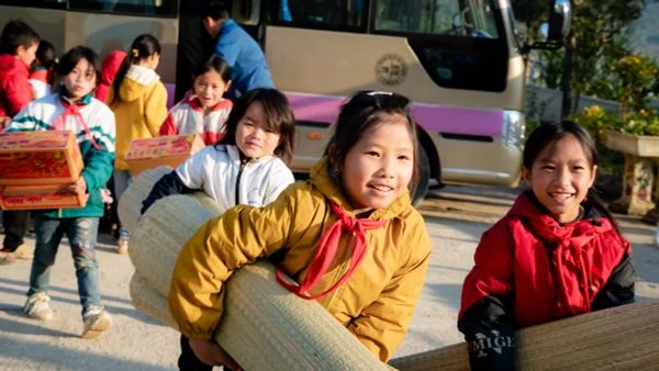 [Báo Đại Biểu Nhân Dân] Quỹ Trăng Xanh sưởi ấm bước chân hơn 400 em học sinh nơi rẻo cao Hà Giang