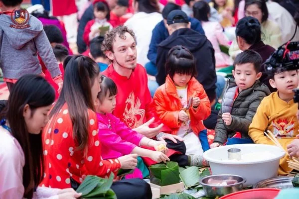 LỄ HỘI MÙA XUÂN 2024 - HỌC SINH VIETSCHOOL TRẢI NGHIỆM KHÔNG GIAN TẾT VIỆT SUỐT CHIỀU DÀI ĐẤT NƯỚC