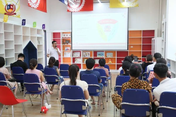 Có gì ở ngày hội khám phá Vietschool? Phụ huynh trò chuyện trực tiếp với Ban lãnh đạo nhà trường để được tư vấn về chương trình học của trường Vietschool,