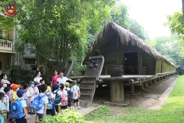 Học sinh trại hè Vietschool khám phá Bảo tàng Dân tộc học Việt Nam