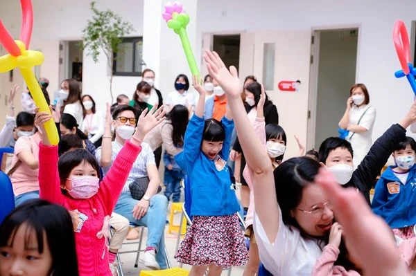 ĐÓN CHÀO HÀNG TRĂM GIA ĐÌNH ĐẾN VỚI "NGÀY HỘI KHÁM PHÁ VIETSCHOOL"