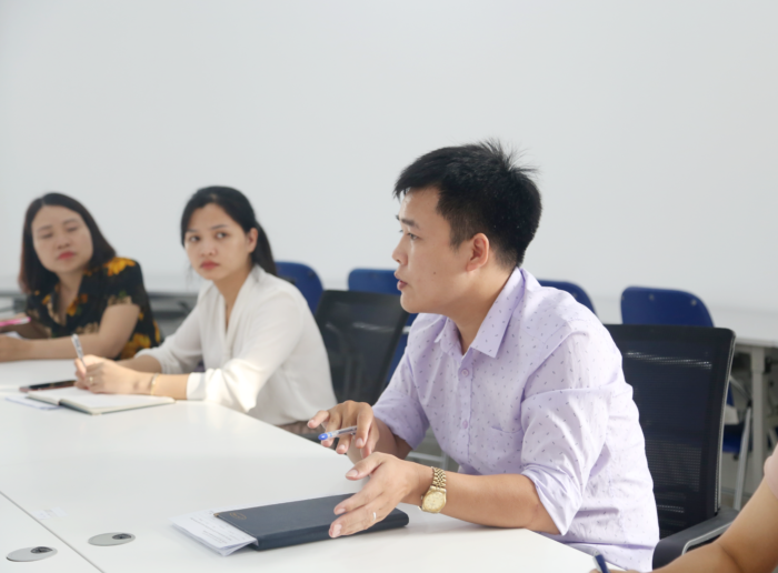 GIÁO VIÊN THCS VIETSCHOOL ĐÀO TẠO VÀ TẬP HUẤN GIẢNG DẠY, SẴN SÀNG CHÀO ĐÓN NĂM HỌC MỚI 2020-2021 Đội ngũ giáo viên trao đổi về chuyên môn nghiệp vụ