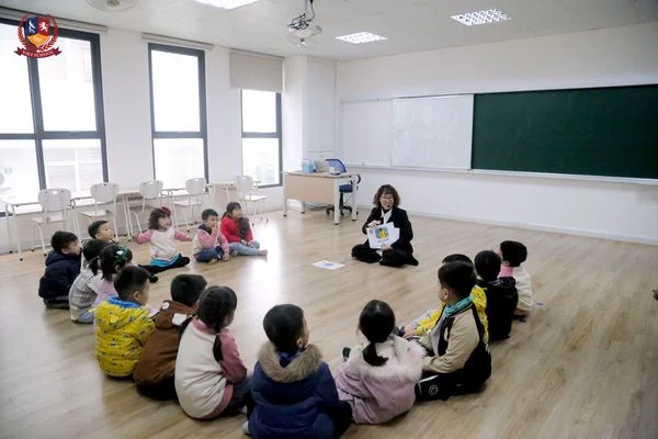 Các bé học thêm nhiều từ mới trong giờ học tiếng Anh