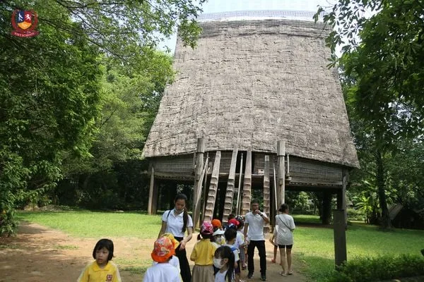 Học sinh trại hè Vietschool khám phá Bảo tàng Dân tộc học Việt Nam