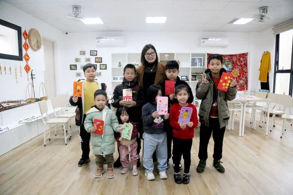 VIETSCHOOL OPEN CAMPUS: PHỤ HUYNH ĐƯỢC THẤU HIỂU, CON ĐƯỢC TRẢI NGHIỆM VÔ VÀN ĐIỀU THÚ VỊ Chụp ảnh lưu niệm cùng sản phẩm sáng tạo các bạn tự tay thực hiện