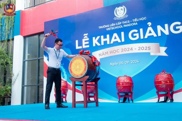 LỄ KHAI GIẢNG “ĐỔI MỚI VÀ SÁNG TẠO” CỦA HỌC SINH VIETSCHOOL