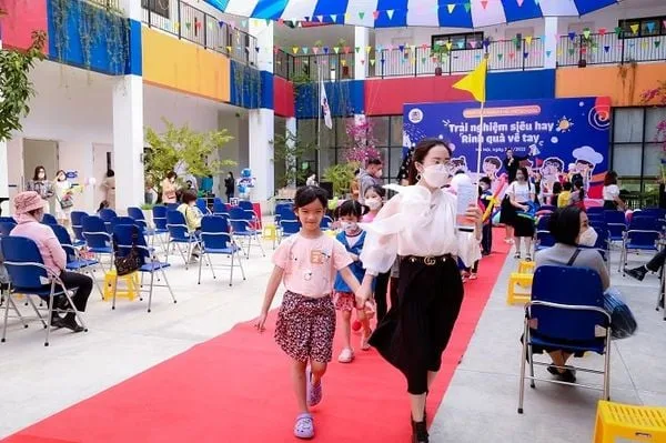 ĐÓN CHÀO HÀNG TRĂM GIA ĐÌNH ĐẾN VỚI "NGÀY HỘI KHÁM PHÁ VIETSCHOOL"