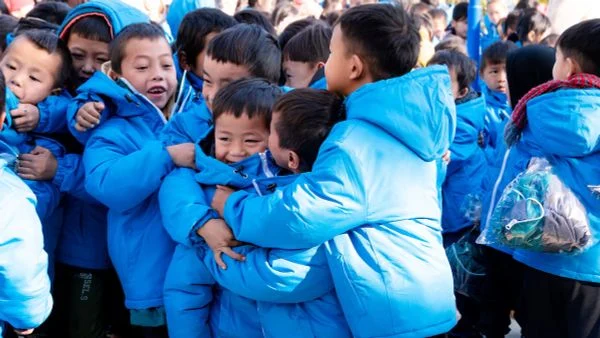 [BÁO ĐẠI BIỂU NHÂN DÂN] TRĂNG XANH SƯỞI ẤM BƯỚC CHÂN HƠN 400 EM HỌC SINH NƠI RẺO CAO HÀ GIANG