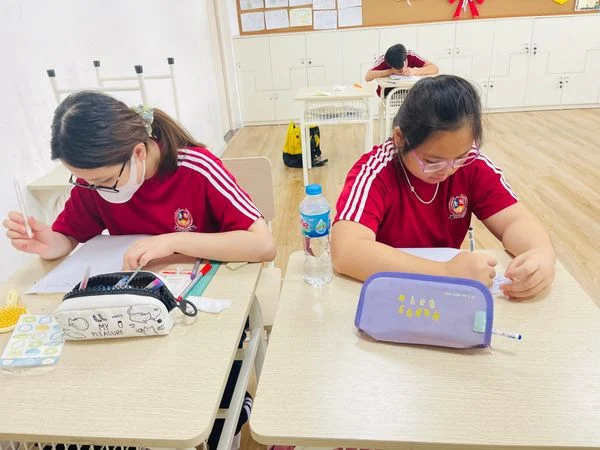 [DỰ ÁN NGỮ VĂN CUỐI NĂM] CUỐN TẠP CHÍ GỬI GẮM CHÚT “TÌNH” MÙA HẠ CỦA VIETSCHOOLERS KHỐI 7