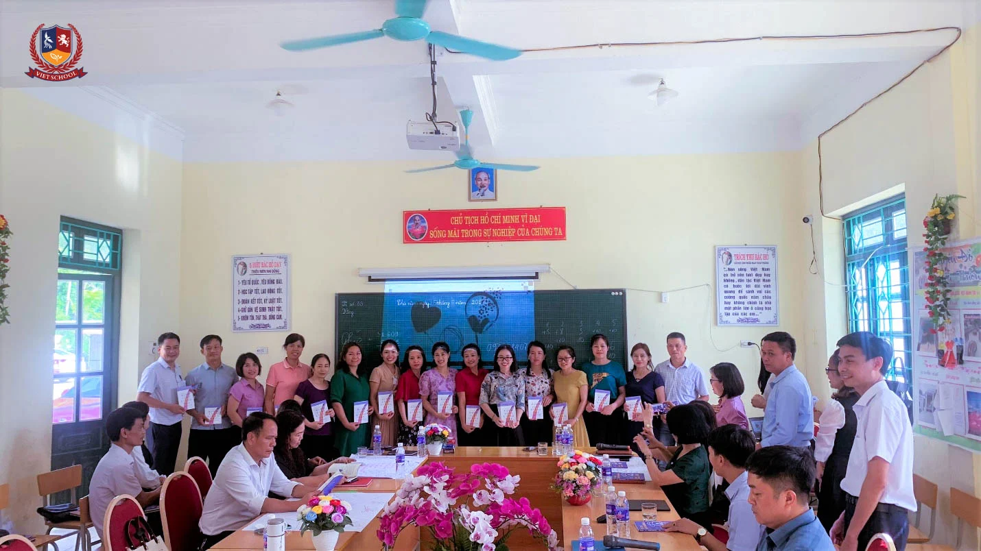BGH HỆ THỐNG TRƯỜNG VIETSCHOOL CHIA SẺ VỀ PHƯƠNG PHÁP DẠY HỌC TÍCH CỰC VỚI CÁN BỘ QUẢN LÝ NGÀNH GIÁO DỤC HUYỆN ĐIỆN BIÊN