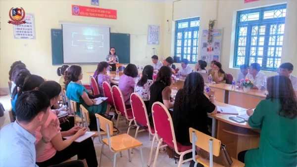 BGH HỆ THỐNG TRƯỜNG VIETSCHOOL CHIA SẺ VỀ PHƯƠNG PHÁP DẠY HỌC TÍCH CỰC VỚI CÁN BỘ QUẢN LÝ NGÀNH GIÁO DỤC HUYỆN ĐIỆN BIÊN