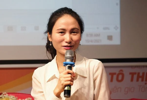 Thạc sĩ Tô Thị Hoan chia sẻ cách giúp con sử dụng Internet và thiết bị công nghệ một cách an toàn tại hội thảo ngày 10/4 ở Hà Nội. Ảnh: Dương Tâm.
