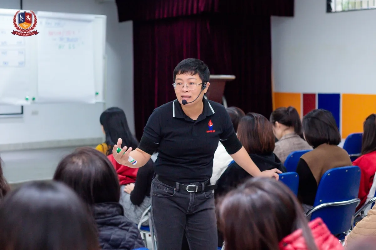 Buổi đào tạo của Tiến sĩ Trần Khánh Ngọc tại Vietschool