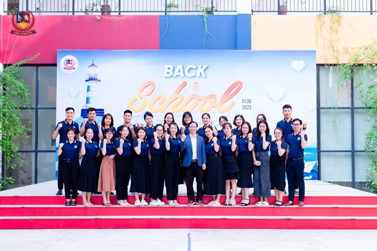 Đội ngũ giáo viên luôn trau dồi thêm kiến thức và kĩ năng để sẵn sàng đồng hành cùng học sinh chinh phục hành trình mơ ước