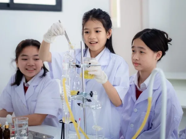 Học sinh Vietschool trong phòng thí nghiệm. Ảnh: Vietschool