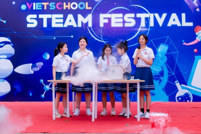 Học sinh biểu diễn thí nghiệm khoa học tại Vietschool STEAM Festival. Ảnh: Vietschool