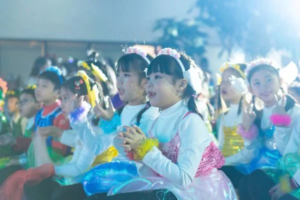Học sinh hào hứng đón xem các tiết mục biểu diễn.