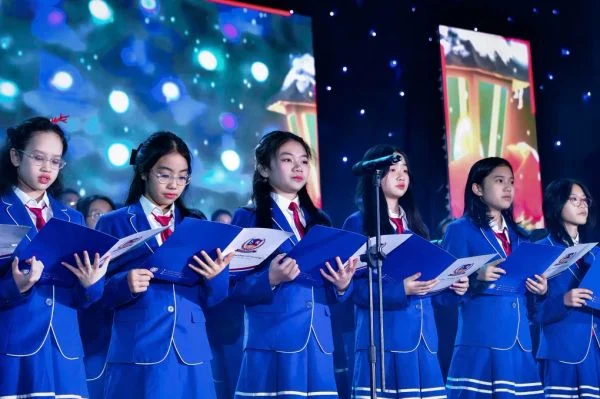 Học sinh THCS hát hợp xướng bài Silent Night và Feliz Navida.