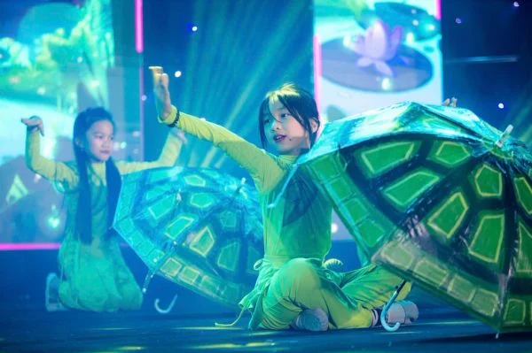 Vở nhạc kịch còn là cách để các "nghệ sĩ nhí" làm nổi bật chủ đề xuyên suốt của chương trình là "Tôn trọng sự khác biệt để chung sống hòa bình".