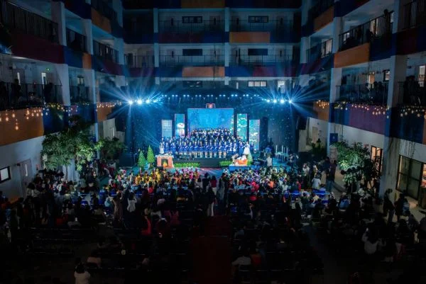 Winter Concert được tổ chức trên sân khấu ngoài trời.