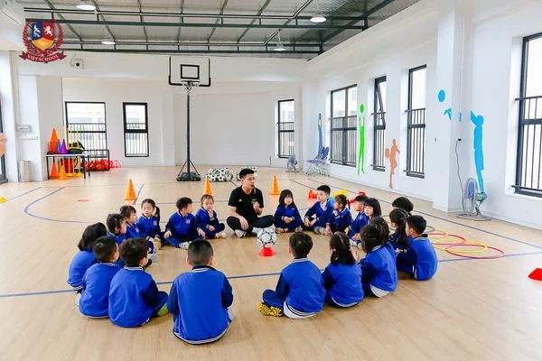 EM ÚT NHÀ VIETSCHOOL KHÁM PHÁ CHUYẾN TÀU HÀNH TRANG VÀO LỚP 1