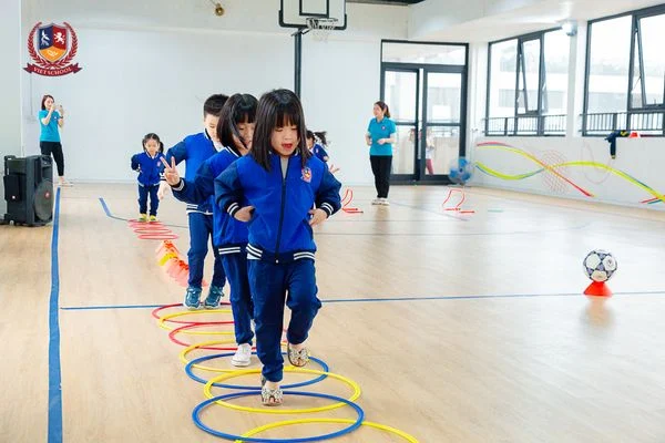 EM ÚT NHÀ VIETSCHOOL KHÁM PHÁ CHUYẾN TÀU HÀNH TRANG VÀO LỚP 1