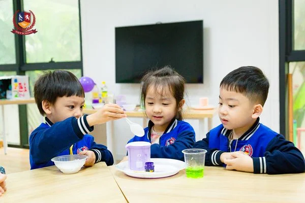 EM ÚT NHÀ VIETSCHOOL KHÁM PHÁ CHUYẾN TÀU HÀNH TRANG VÀO LỚP 1