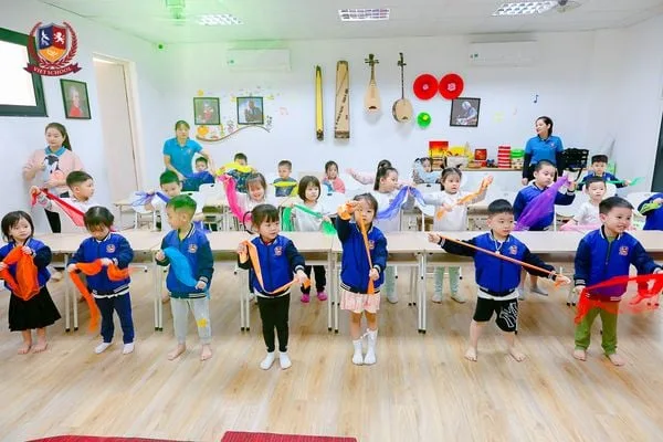 EM ÚT NHÀ VIETSCHOOL KHÁM PHÁ CHUYẾN TÀU HÀNH TRANG VÀO LỚP 1