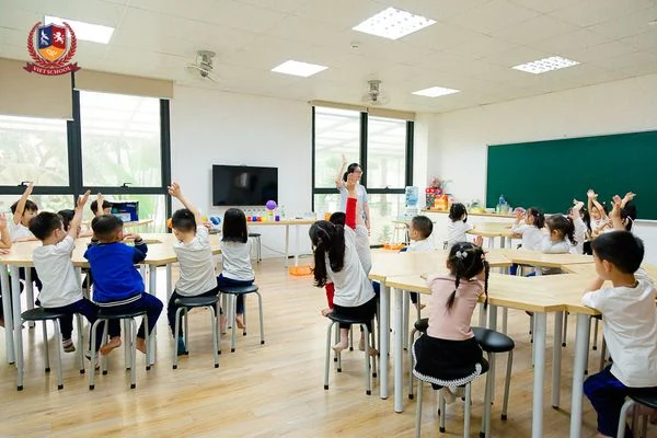 EM ÚT NHÀ VIETSCHOOL KHÁM PHÁ CHUYẾN TÀU HÀNH TRANG VÀO LỚP 1
