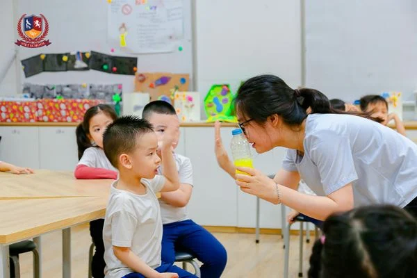 EM ÚT NHÀ VIETSCHOOL KHÁM PHÁ CHUYẾN TÀU HÀNH TRANG VÀO LỚP 1