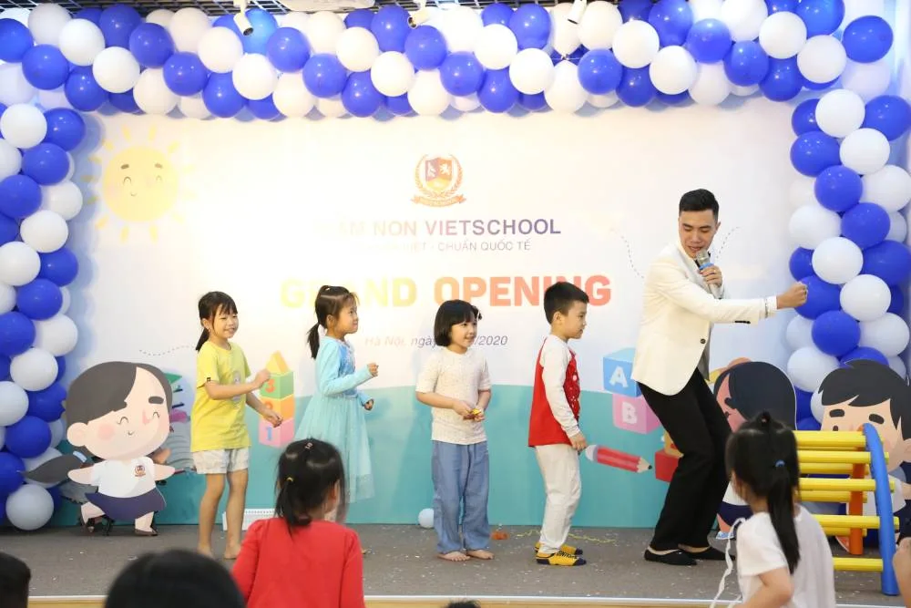 RỘN RÀNG KHAI TRƯƠNG MẦM NON VIETSCHOOL THANH BÌNH