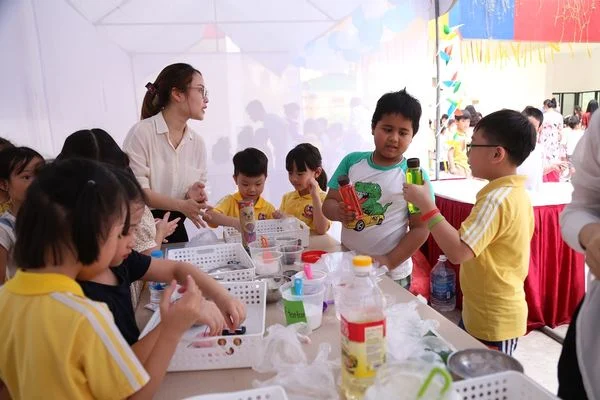 NGÀY HỘI KHÁM PHÁ KHOA HỌC ĐẦY HÀO HỨNG CỦA VIETSCHOOLERS