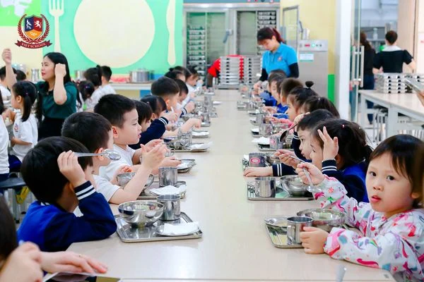 EM ÚT NHÀ VIETSCHOOL KHÁM PHÁ CHUYẾN TÀU HÀNH TRANG VÀO LỚP 1