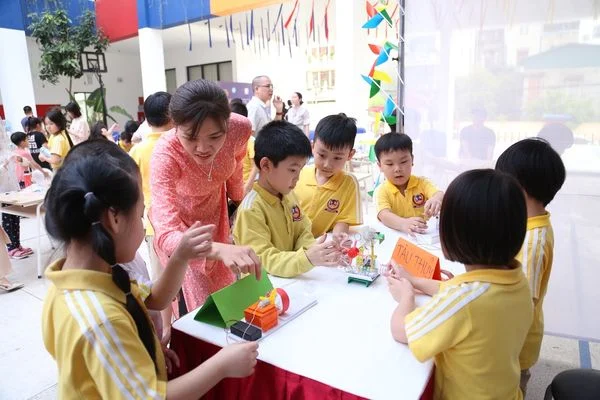 NGÀY HỘI KHÁM PHÁ KHOA HỌC ĐẦY HÀO HỨNG CỦA VIETSCHOOLERS
