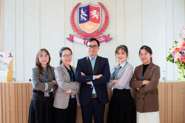 GIÁO VIÊN VIETSCHOOL VINH DỰ NHẬN CHỨNG CHỈ LIÊN HOAN PHIM KHOA HỌC