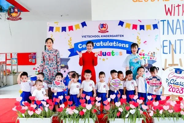 LỄ BẾ GIẢNG NĂM HỌC 2022-2023: NHỮNG EM BÉ TRƯỞNG THÀNH CỦA MẦM NON VIETSCHOOL