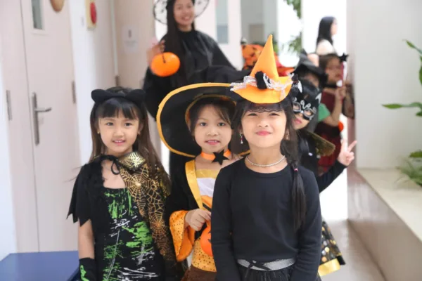 HALLOWEEN RỰC RỠ SẮC MÀU VÀ NHỮNG VŨ ĐIỆU TỎA SÁNG CỦA VIETSCHOOLERS