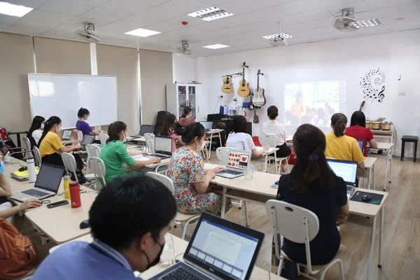 BGH, GIÁO VIÊN VIETSCHOOL THAM GIA TẬP HUẤN SGK LỚP 2 MỚI
