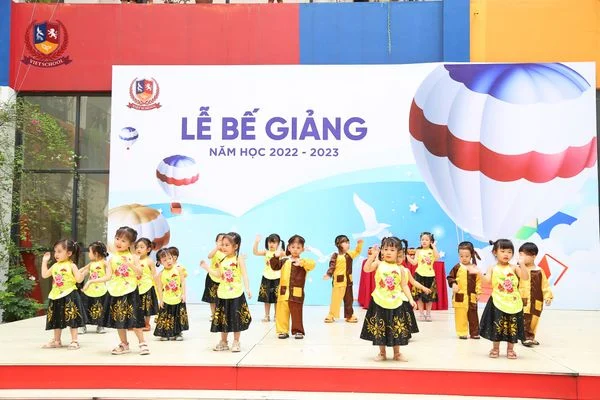 LỄ BẾ GIẢNG NĂM HỌC 2022-2023: NHỮNG EM BÉ TRƯỞNG THÀNH CỦA MẦM NON VIETSCHOOL