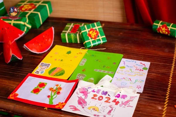 [DỰ ÁN MÔN TIẾNG ANH] VIETSCHOOLERS GỬI YÊU THƯƠNG VÀO NHỮNG TẤM THIỆP CHÚC TẾT, LÌ XÌ ĐẦU XUÂN